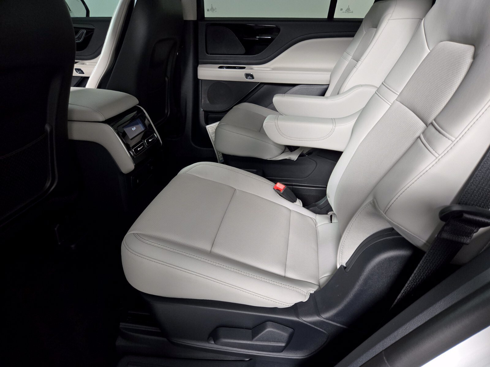 New 2026 Lincoln Aviator AWD w/ Jet Appearance Package image 14
