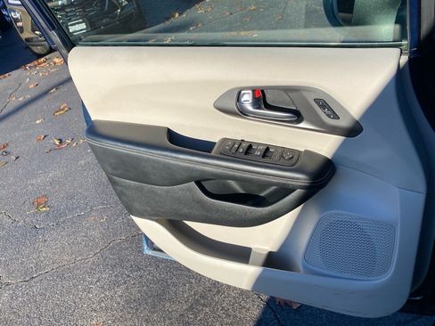 Used 2023 Chrysler Pacifica Touring-L FWD image 22