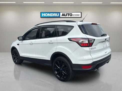 Used 2017 Ford Escape SE w/ SE Sport Appearance Package AWD/4WD image 3