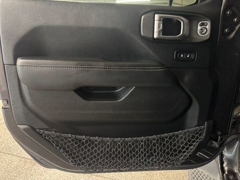 Used 2018 Jeep Wrangler Unlimited Sahara image 15