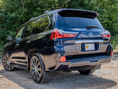 Used 2020 Lexus LX 570 4WD w/ Luxury Package image 3