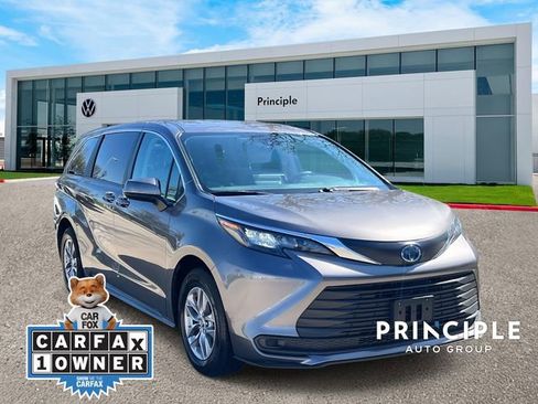 Used 2024 Toyota Sienna LE image 3