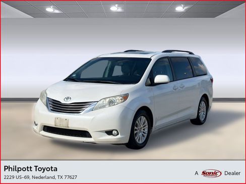 Used 2015 Toyota Sienna XLE Premium FWD image 1