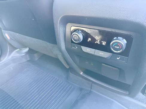 Used 2025 Chevrolet Traverse RS image 30