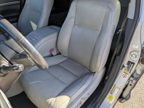 Used 2017 Toyota Highlander Limited image 19