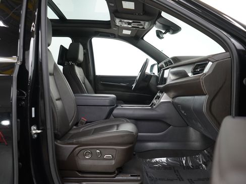 Used 2023 GMC Yukon XL Denali w/ Advanced Technology Package image 12