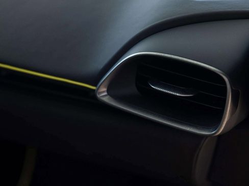 Used 2023 McLaren Artura image 32