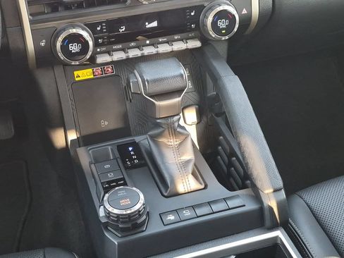 Used 2024 Toyota Tacoma Limited AWD/4WD image 21