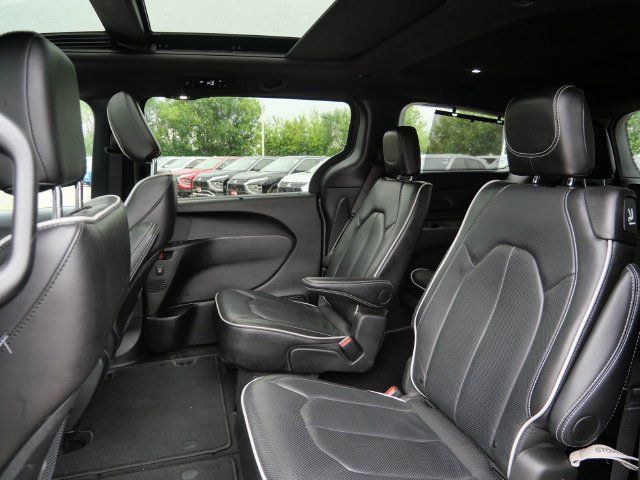 Used 2025 Chrysler Pacifica Limited FWD image 11