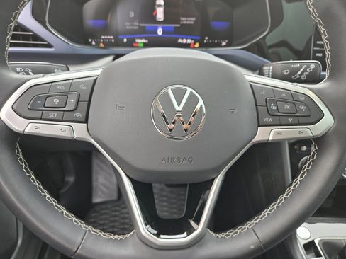Used 2024 Volkswagen Taos SE FWD image 10