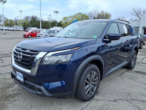 Used 2024 Nissan Pathfinder SV image 8