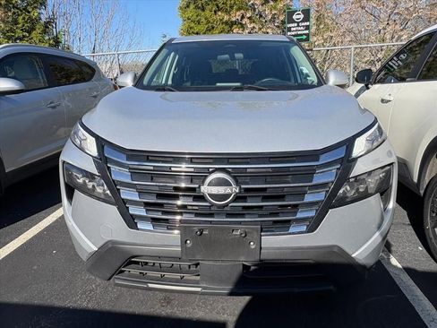 Used 2024 Nissan Rogue SV image 3