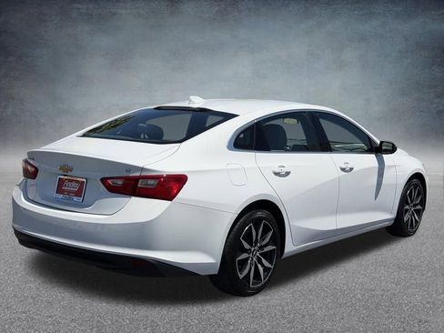 Used 2017 Chevrolet Malibu LT FWD image 3