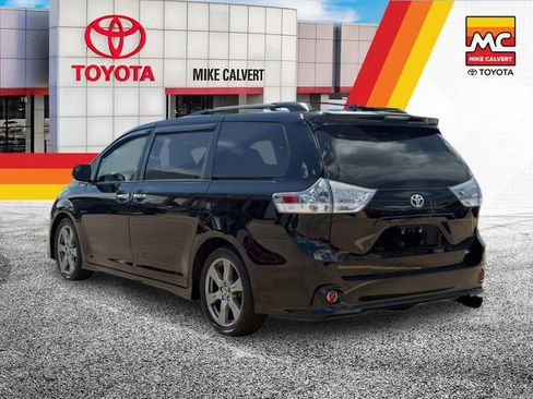 Used 2018 Toyota Sienna SE w/ Carpet Mat Package FWD image 3