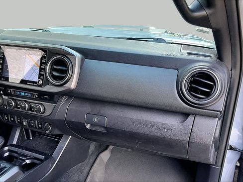 Used 2020 Toyota Tacoma TRD Sport w/ TRD Premium Sport Package AWD/4WD image 17