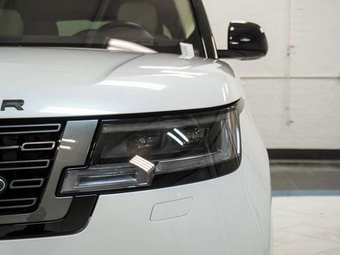 Used 2023 Land Rover Range Rover SE image 15