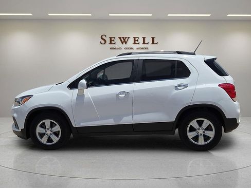 Used 2020 Chevrolet Trax LT w/ Driver Confidence Package FWD image 2