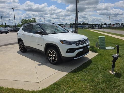 Used 2025 Jeep Compass Limited AWD/4WD image 3