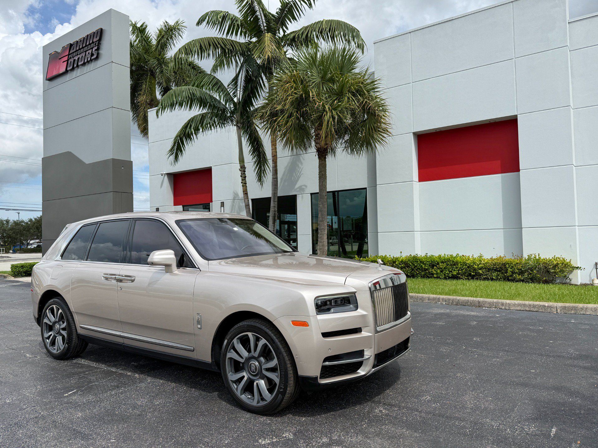 Used 2020 Rolls-Royce Cullinan AWD/4WD image 1