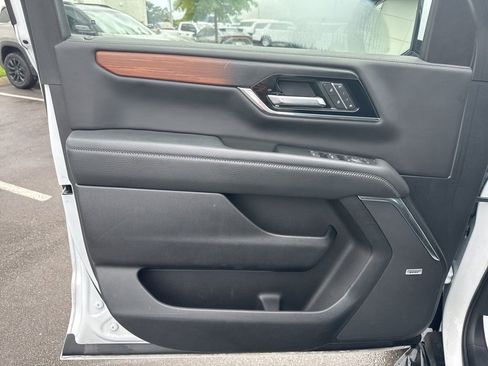 Used 2025 GMC Yukon Denali AWD/4WD image 9