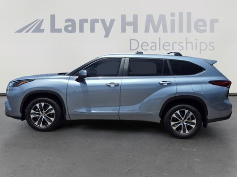 Used 2023 Toyota Highlander XLE AWD/4WD image 2