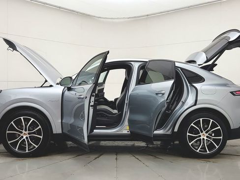 Used 2025 Porsche Cayenne E-Hybrid Coupe image 12