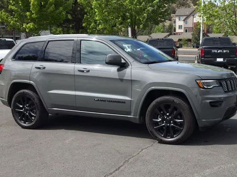 Used 2021 Jeep Grand Cherokee Laredo X AWD/4WD image 2