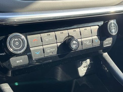 Used 2023 Jeep Compass Limited w/ Sun and Sound Group AWD/4WD image 16