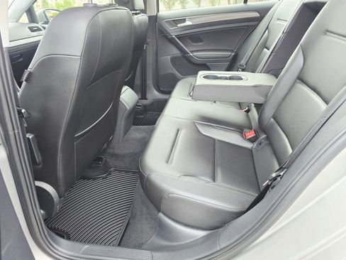 Used 2018 Volkswagen Golf SE image 36