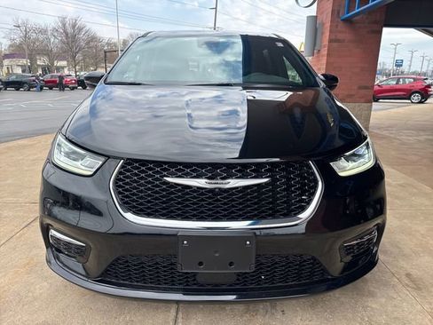 Used 2025 Chrysler Pacifica Select image 3