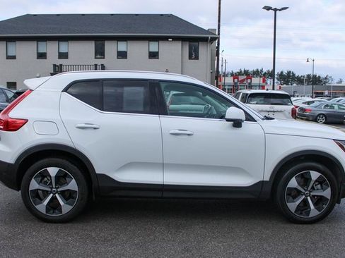 Used 2025 Volvo XC40 B5 Plus image 6