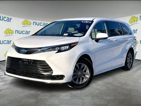 Certified 2024 Toyota Sienna LE image 3