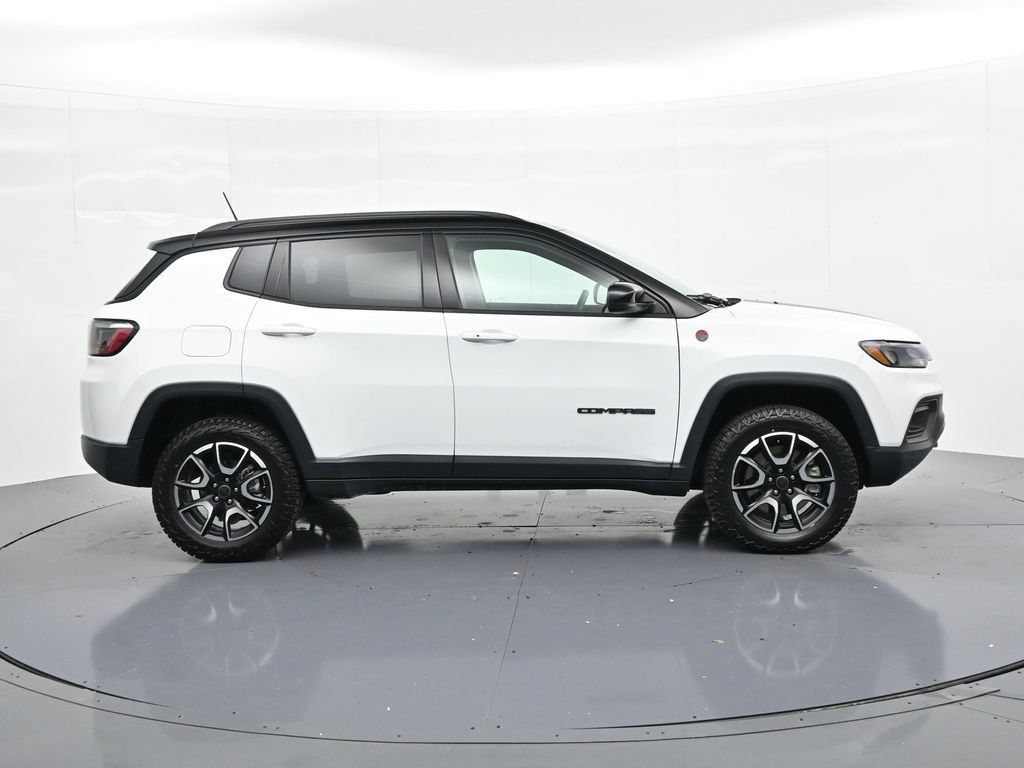 Used 2025 Jeep Compass Trailhawk AWD/4WD image 4