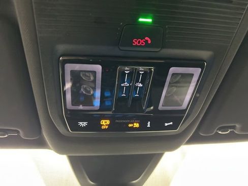 Used 2025 Volkswagen Atlas Cross Sport SEL Premium R-Line image 24