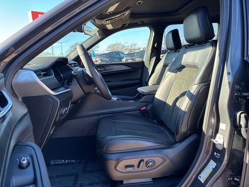 New 2025 Jeep Grand Cherokee image 8