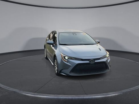 Used 2022 Toyota Corolla LE FWD image 3