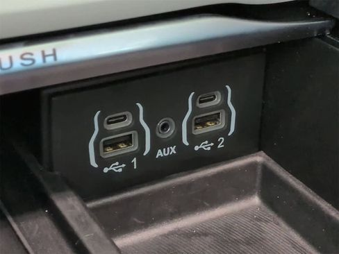 Used 2024 Chrysler Pacifica Limited image 33