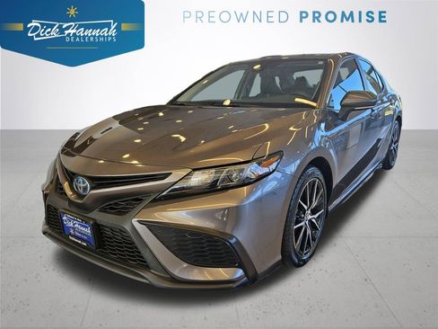 Used 2022 Toyota Camry SE image 1