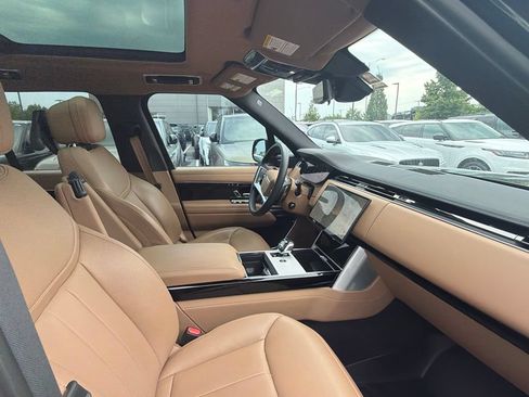 Used 2025 Land Rover Range Rover SE AWD/4WD image 12