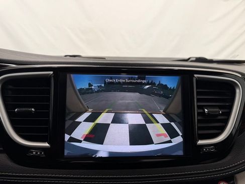 Used 2023 Chrysler Pacifica Limited FWD image 40