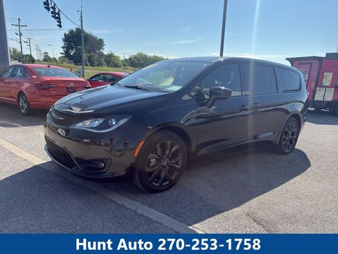 Used 2020 Chrysler Pacifica Touring w/ S Appearance Package FWD image 1