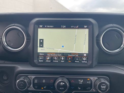 Used 2020 Jeep Gladiator Overland AWD/4WD image 11