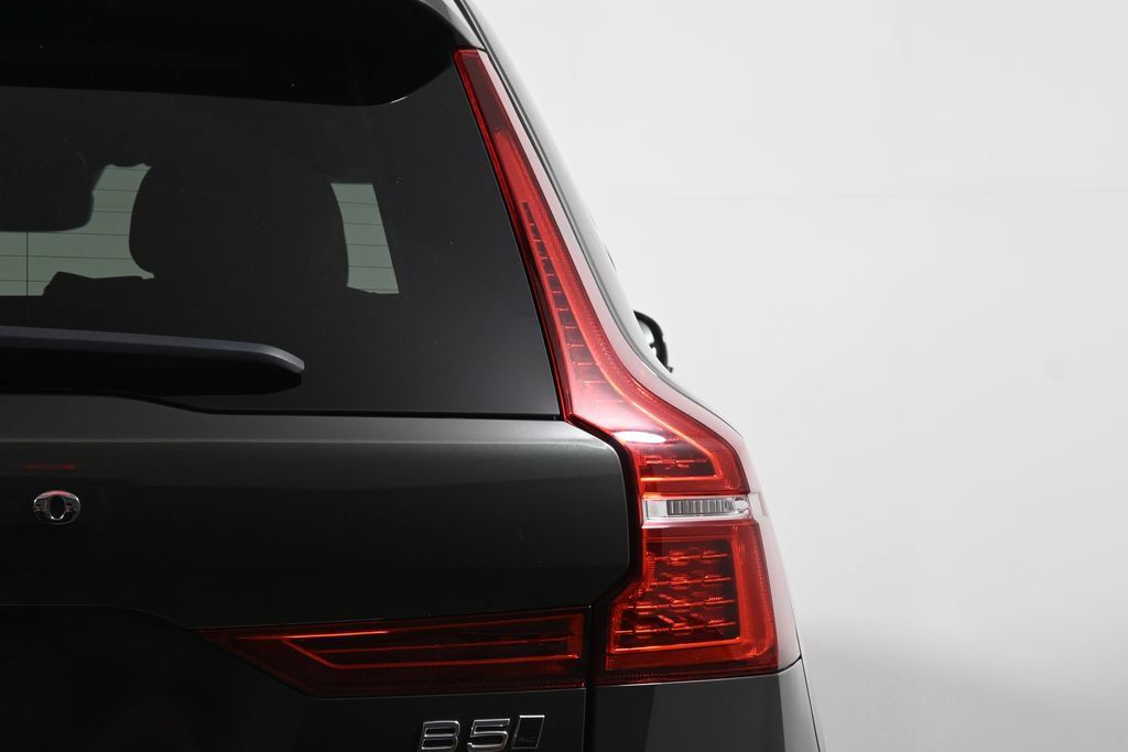 Used 2022 Volvo XC60 B5 Momentum w/ Climate Package AWD/4WD image 13