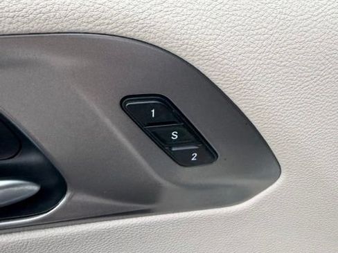 Used 2023 Chrysler Pacifica Touring-L FWD image 25