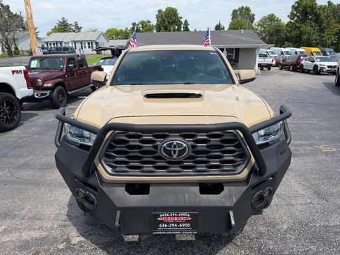 Used 2020 Toyota Tacoma TRD Sport w/ Technology Package AWD/4WD image 3
