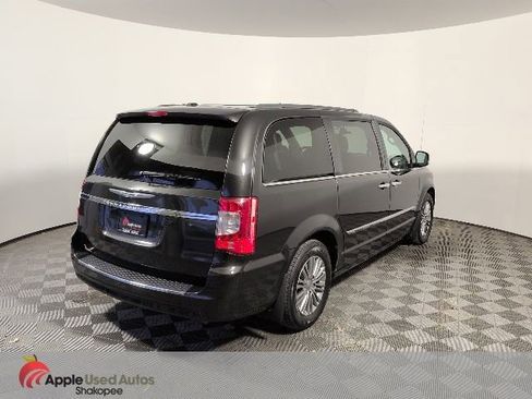 Used 2014 Chrysler Town & Country Touring-L w/ Driver Convenience Group image 5