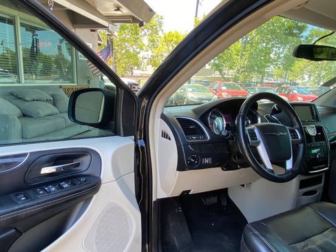 Used 2014 Chrysler Town & Country Touring FWD image 11