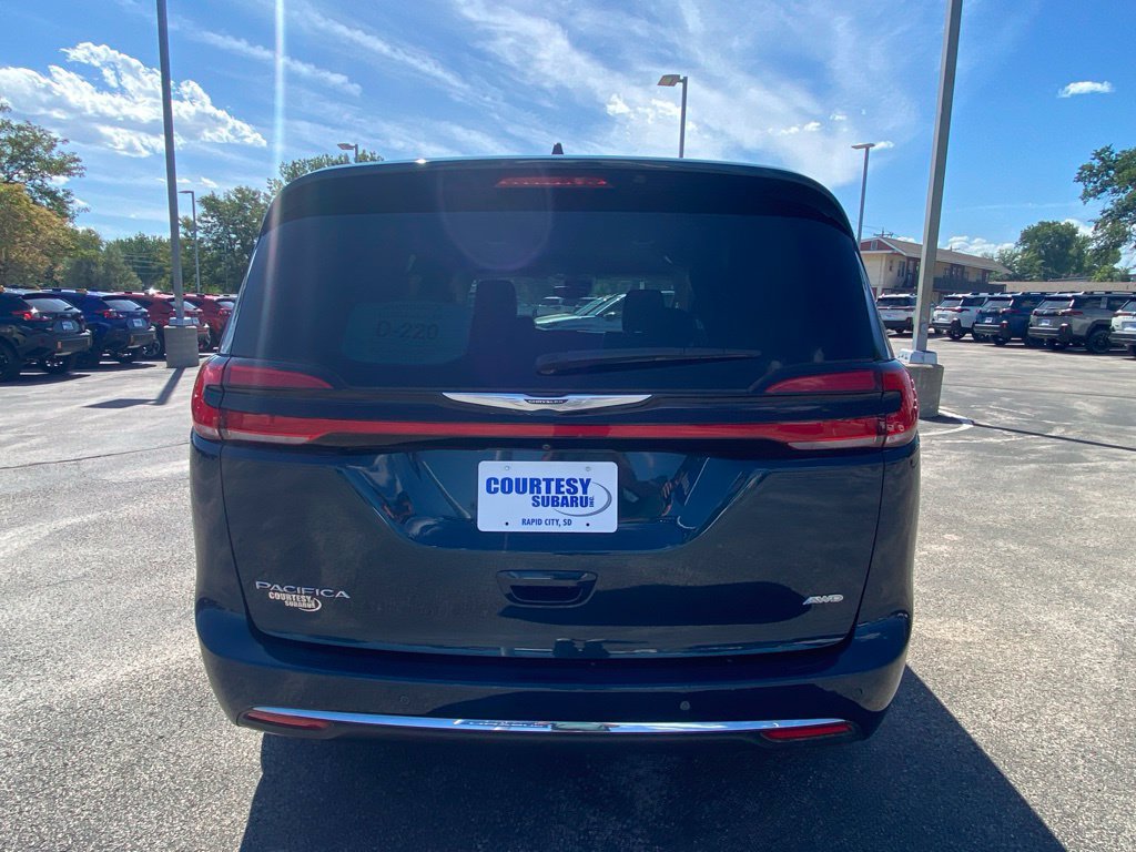 Used 2022 Chrysler Pacifica Touring-L AWD/4WD image 6