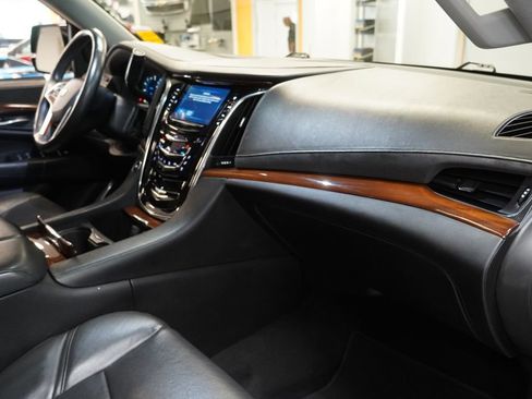 Used 2018 Cadillac Escalade ESV Luxury AWD/4WD image 31