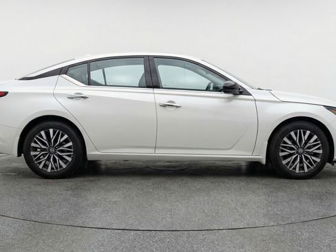 Used 2025 Nissan Altima 2.5 SV image 8